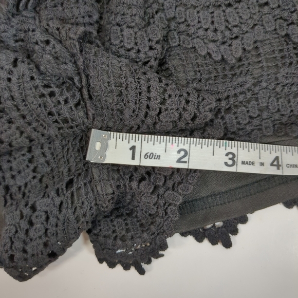 LA Class Cathleen Crochet Womans Black Shorts , NWT , Size - M - Picture 2 of 6